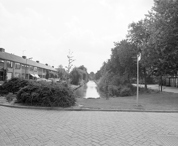 884276 Gezicht op de Maasstraat (links) en de Wierselaan te Vreeswijk (gemeente Nieuwegein), met in het midden een ...